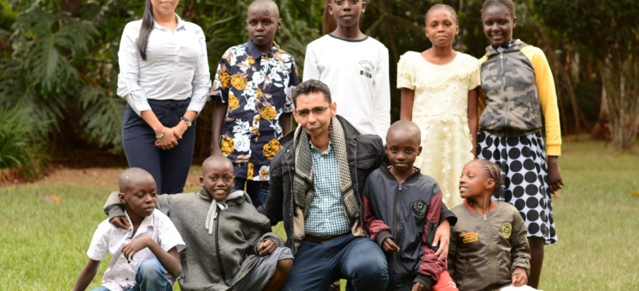 Cónsul de Colombia en Nairobi saluda a los integrantes del Coro Infantil de Galu Beach – Diani (Kenia) 