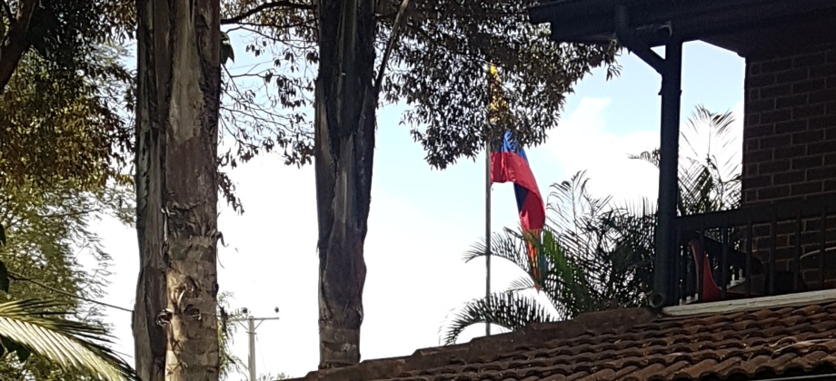 Embajadora Elizabeth Taylor y el Cónsul Rafael J. Medina saludan al colombiano Andrés Palau Franco en Nairobi